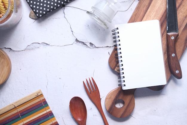 Stół z przyprawami i kartką kontaktową